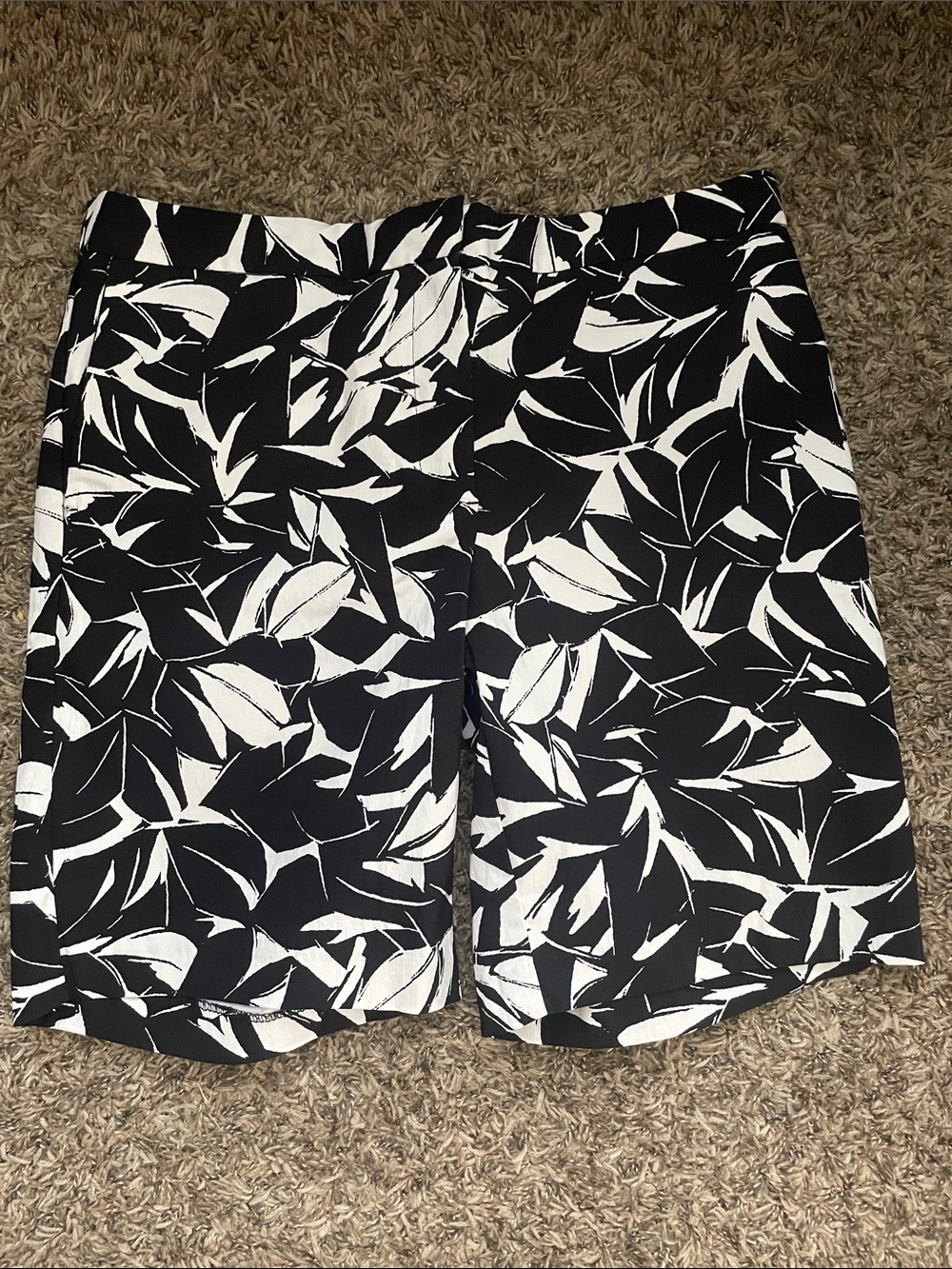Mario Serrani Black and White Leaf-Print Women’s Shorts